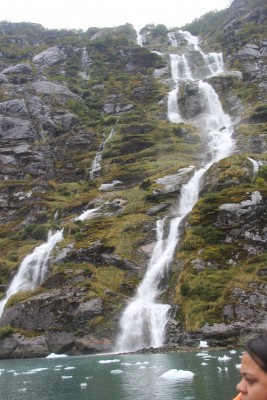 Fios de cachoeira caem da montanha de pedra anunciando o fim do outono e chegada do inverno