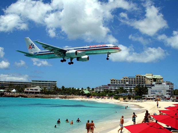 Aeroporto Internacionl Princess Juliana, em Saint Maarten, no Caribe, eleito o que oferecem= os pousos mais belos do mundo (Foto: Todd Neville/Creative Commons)