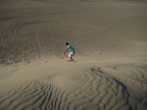 Sandboard (surfe na areia) é uma das atividades que os turistas podem fazer na região (Foto: B10m/Creative Commons)