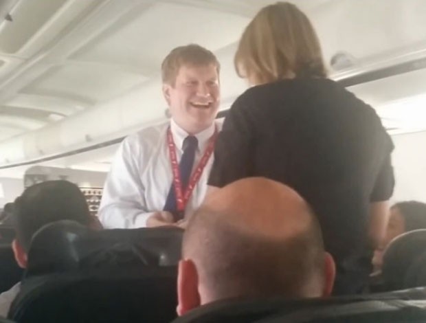 O piloto entrega o anel para a namorada aeromoça em pleno voo (Foto: Reprodução/Youtube/Alaska Airlines)