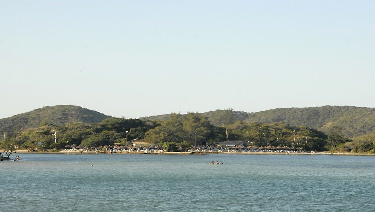 Praia do Forte com o  Forte de So Mateus ao fundo, em Cabo Frio