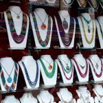 Vitrine de loja de colares com pedras tpicas do Nepal