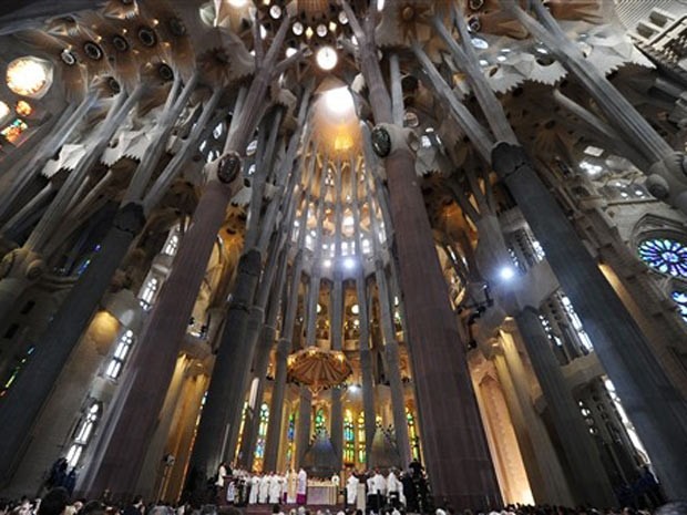 O Templo Expiatório da Sagrada Família de Barcelona, que terá agora a posição de basílica e poderá realizar missas (Foto: Christophe Simon / AFP)