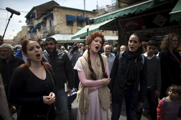 Solistas de ópera cantam no meio de mercado em Jerusalém (Foto: Ronen Zvulun/Reuters)