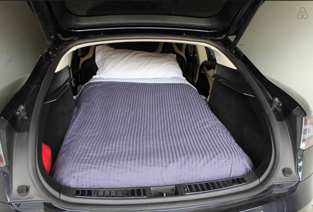 A cama é um colchão inflável no porta-malas do carro (Foto: Airbnb/Divulgação)