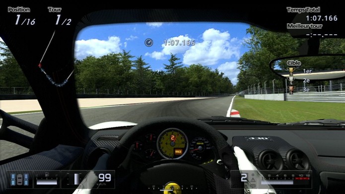 Gran Turismo 5 foi o primeiro jogo da série a trazer carros com câmera dentro do cockpit (Foto: Reprodução/MyPSPMag)