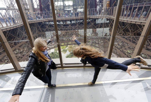 Turistas caminham no novo piso de vidro da Torre Eiffel, em Paris (Foto: Jacky Naegelen/Reuters)