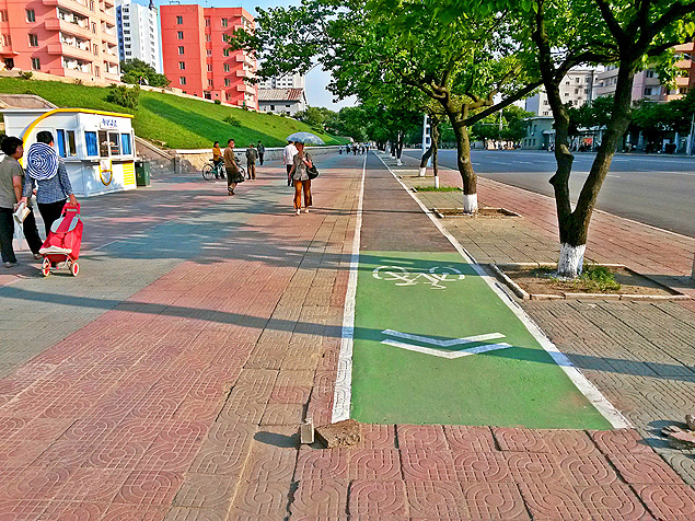 Ciclovia verde recm-inaugurada no centro de Pyongyang, na Coreia do Norte