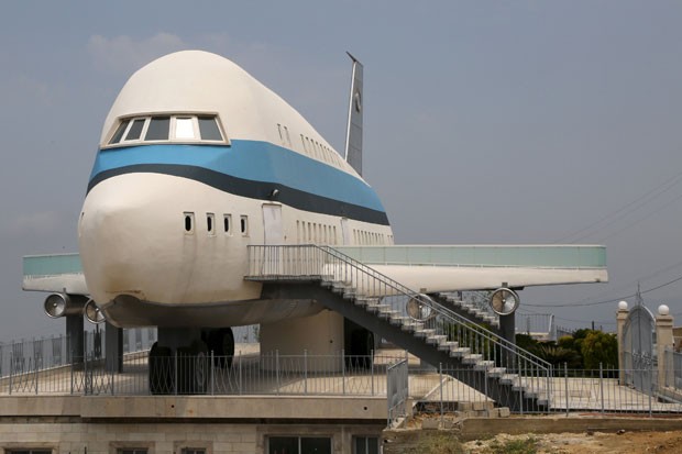 Casa em forma de avião na cidade libanesa de Miziara (Foto: Aziz Taher/Reuters)
