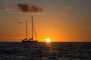 O veleiro Kat e o pr do sol no oceano Pacfico