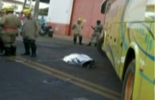 Motociclista morre após bater moto em ônibus, em Mineiros, Goiás (Foto: Reprodução/TV Anhanguera)