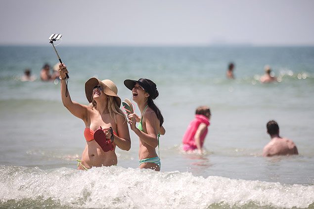 Banhistas usam pau de selfie na praia de Maresias, litoral norte de So Paulo
