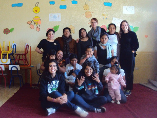 Thaís (sentada, no centro) no albergue onde foi voluntária, na Guatemala (Foto: Thais Gervasio de Brito/Arquivo pessoal)