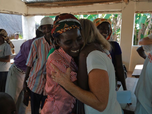 Brasileira abraça moradora de aldeia em Moçambique durante a viagem  (Foto: Ernânio Mandlate/ActionAid/Divulgação)