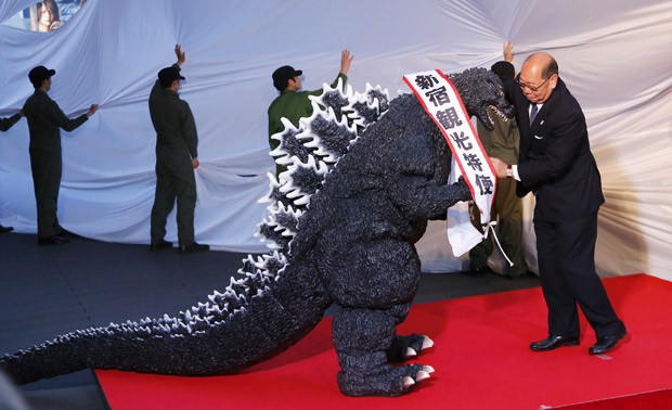  Godzilla recebe título de embaixador de turismo das mãos do diretor de promoção da área de compras do distrito de Shinjuku, Mototsugu Katagiri  (Foto:  AP Photo/Shizuo Kambayashi)
