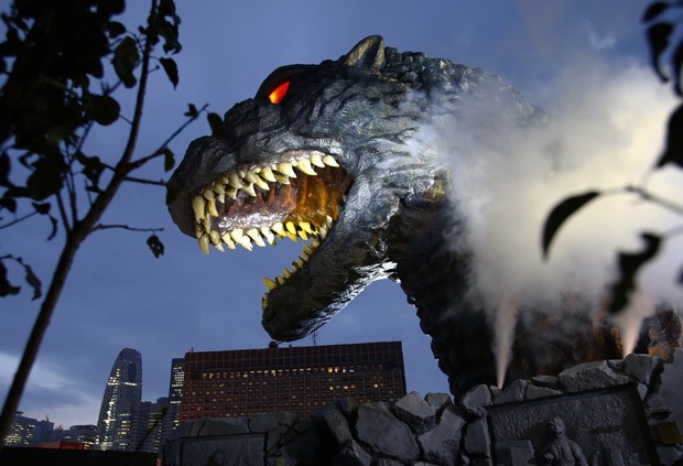 Cabeça do Godzilla foi inaugurada no distrito de Shinjuku, de Tóquio, nesta quinta-feira (Foto:  AP Photo/Shizuo Kambayashi)