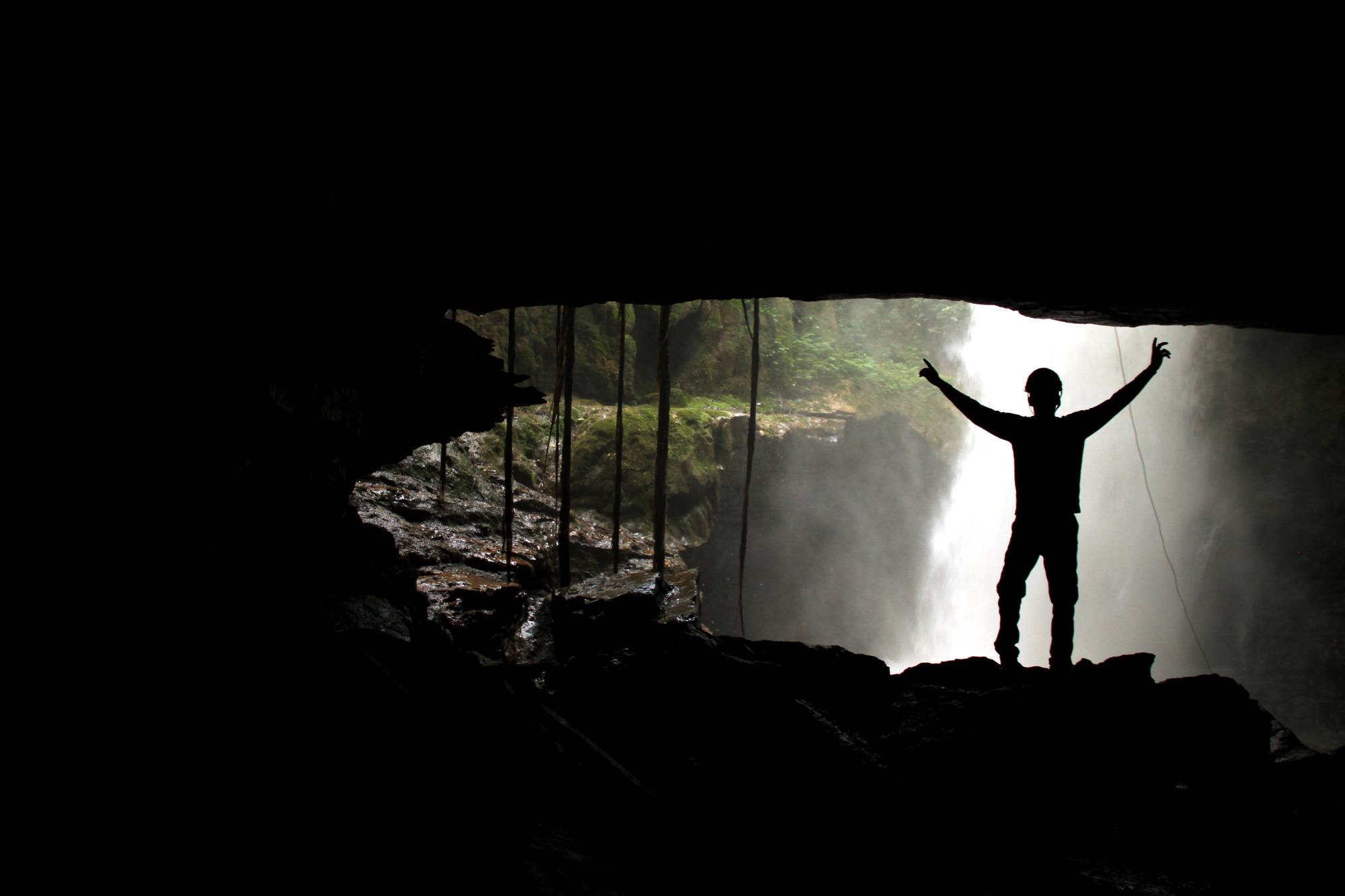 Cachoeira do Funil vista pelo interior da caverna de acesso a essa queda dgua, em Mamba 