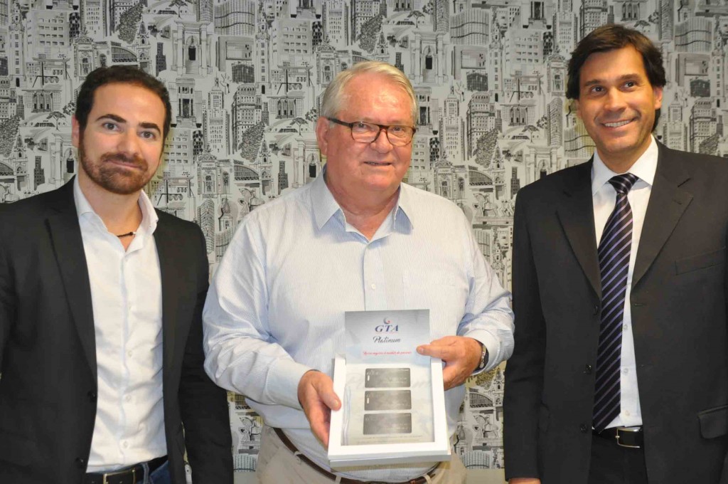 Gustavo Monteiro e Rogrio Esteves, da GTA entregam carto Platinum Member  Roy Taylor, do ME