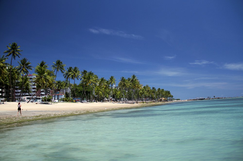 PONTA VERDE (AL): Nem parece, mas essa  uma das praias urbanas de Macei, capital de Alagoas, e abriga guas com tons azulados e piscinas naturais de fcil acesso (foto: Eduardo Vessoni)