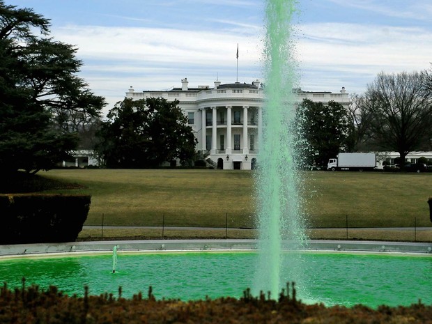 Água da fonte do Gramado Sul da Casa Branca, em Washington, foi tingida de verde para celebrar o Dia de São Patrício, nos EUA. O presidente Barack Obama tem agendada para o fim da tarde uma visita do primeiro-ministro da Irlanda, Enda Kenny (Foto: Jonathan Ernst/Reuters)