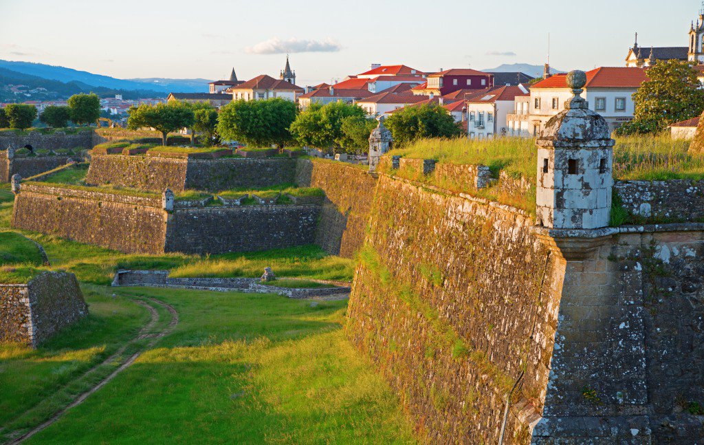 Foto_9_Valenca_do_Minho_medieval_fortification_at_dusk_Portugal
