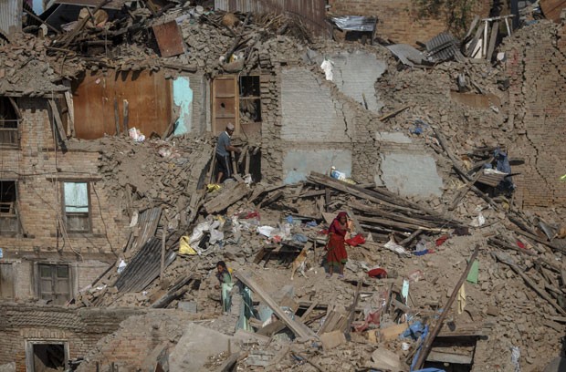 Sobreviventes de terremoto buscam pertences em meio a escombros de casas em Sankhu, no Nepal, nesta terça-feira (5) (Foto: Athit Perawongmetha/Reuters)