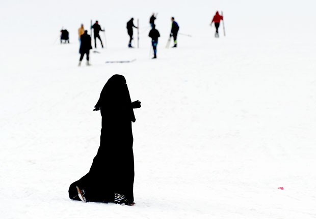 Visitantes na estação de esqui de Oukaimeden, no Marrocos (Foto: Fadel Senna/AFP)