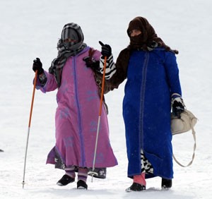 Mulheres na estação de esqui de Oukaimeden (Foto: Fadel Senna/AFP)