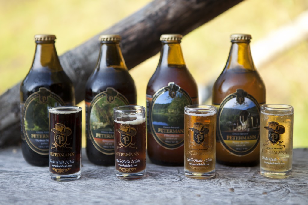 So quatro rtulos de cerveja produzidos pela Petermann: Piedras Negras (6,5), Arrayanes (6), Pilmaiqun (5,5) e Pozo de Oro (5)  