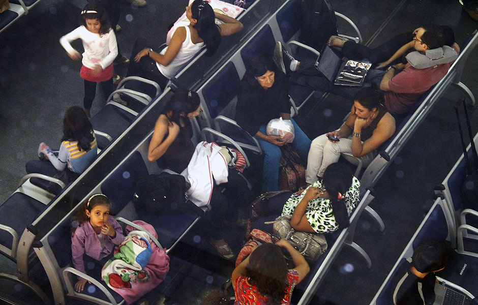 MANAUS AM 22 12 2010 CAOS AREO. Passageiros dormem na sala de embarque do Aeroporto Eduardo Gomes em Manaus. Trs voos da TAM foram cancelados.(Foto Alberto Cesar Araujo)