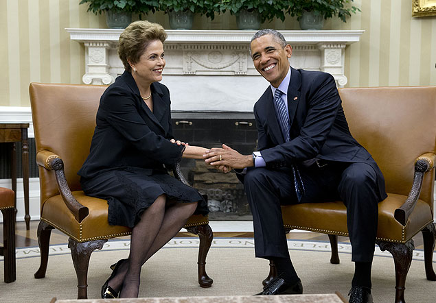 Os presidentes Dilma Rousseff e Barack Obama se cumprimentam no Salo Oval da Casa Branca