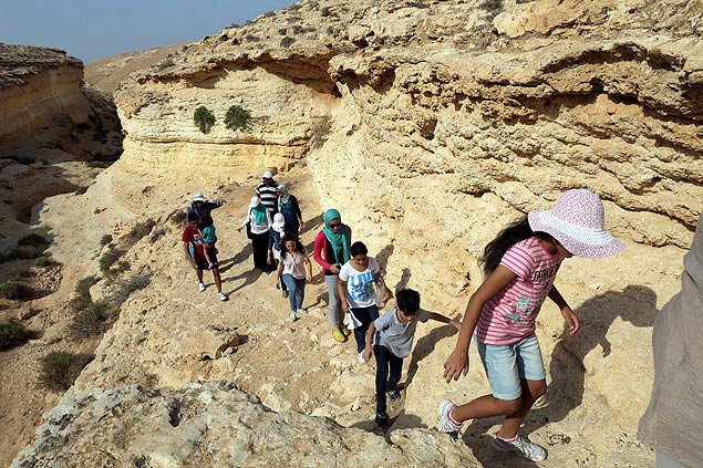 Turistas caminham em direo ao osis do deserto de Alagara, perto da cidade egpcia de Marsa Matruh