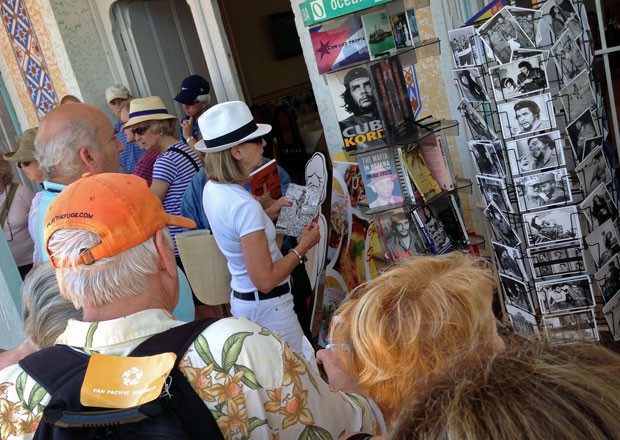 Visitantes em loja de souvenir de Havana (Foto: Enric Marti/AP)
