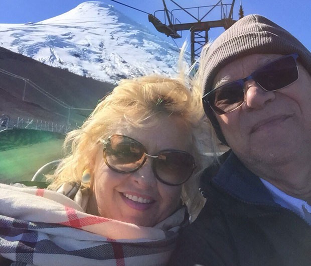 Neusa Rhode com o marido, Helder Penedo, no Chile; férias foram interrompidas após erupção (Foto: Neusa Rhode/Arquivo Pessoal)