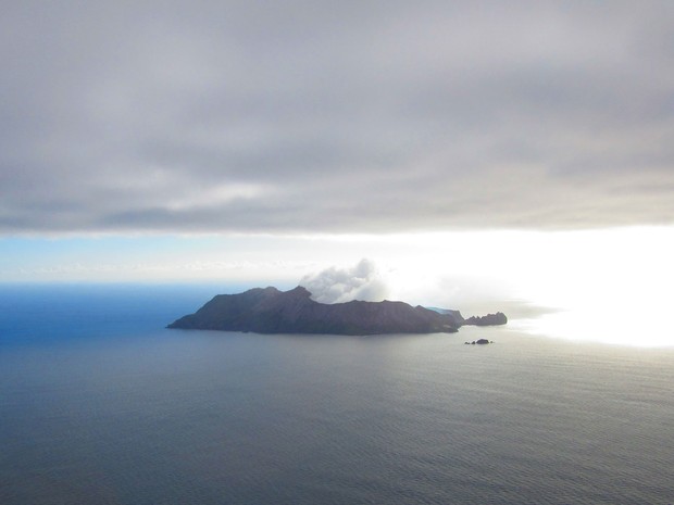 Primeira visão da White Island já mostra a fumaça branca (Foto: Juliana Cardilli/G1)