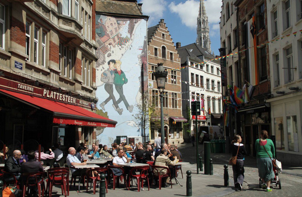 ocalizada na rua Plattesteen, a obra Broussaille do artista Frank P foi a primeira a ganhar os muros de Bruxelas, em julho de 1991, no projeto que levou personagens das histrias em quadrinhos para as ruas da capital belga 