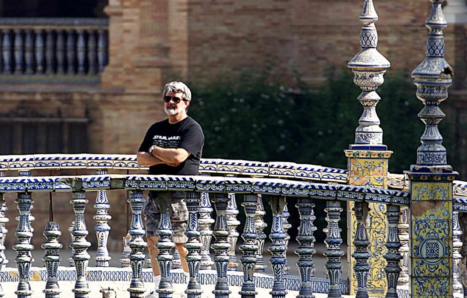ORG XMIT: 164001_1.tif Cinema - O diretor George Lucas em Sevilha. US film director George Lucas stands on one of the bridges of Plaza de Espana in Sevilla, Spain, 13 September 2000, before the start of shooting of his latest film The Phantom Menace II in the Star Wars series. (ELECTRONIC IMAGE) AFP PHOTO/EDUARDO ABAD