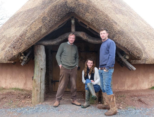 Charles Cole com seus filhos Lizzie e Hedley; eles construíram a cabana com as próprias mãos por 6 meses, usando técnicas primitivas (Foto: Upcott Roundhouse/Divulgação)