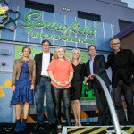 Yeardley Smith (Lisa Simpson), Al Jean (produtor-executivo), Nancy Cartwright (Bart Simpson), Denise Sirkot (produtora), Larry Kurzweil (presidente da Universal Studios Hollywood) e Mark Woodbury (presidente da Universal Creative)