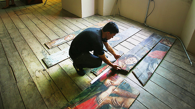 Restaurador trabalha em tbuas pintadas pelo padre Jesuno do Monte Carmelo que agora esto  mostra