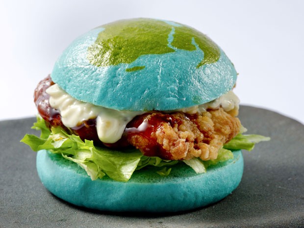 O museu também serve o hambúrguer azul, que imita o globo terrestre (Foto: Divulgação/Orbi Yokohama)