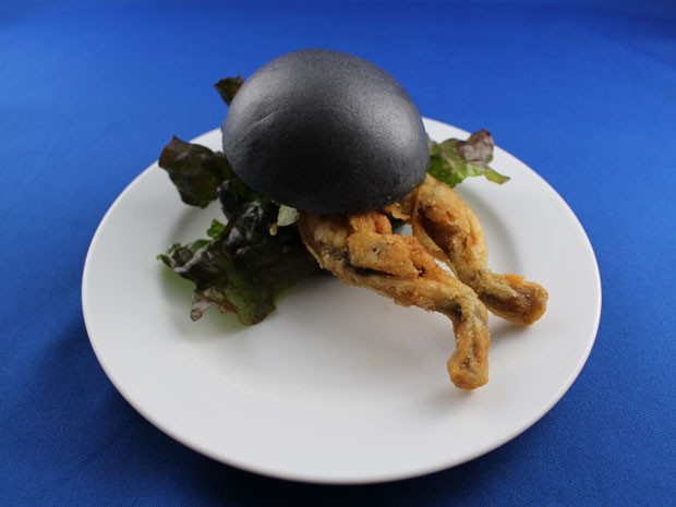 O hambúrguer de rã servido no museu Orbi Yokohama; menu temporário foi feito para acompanhar exposição sobre animais venenosos (Foto: Divulgação/Orbi Yokohama)