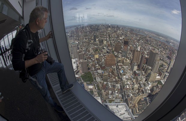 Fotógrafo observa a vista do mirante do One World Trade Center, em Nova York (Foto: Mike Segar/Reuters)