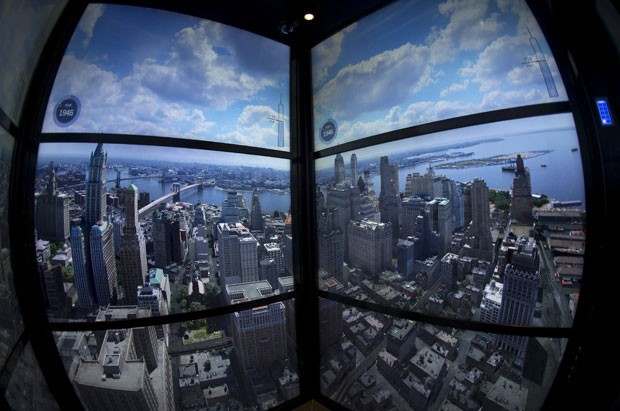 Projeção de vídeo mostrada no elevador que leva ao mirante do One World Trade Center (Foto: Mike Segar/Reuters)