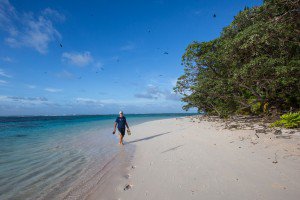 Capito Vilfredo Schurmann caminha pela ilha West Fayu, totalmente inabitada