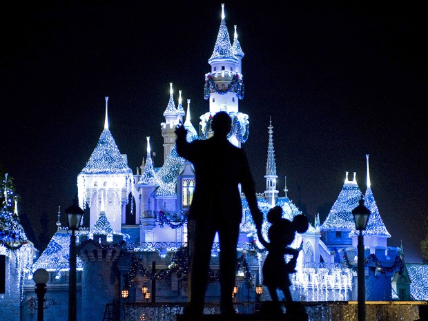 Foto de 2009 mostra Castelo da Bela Adormecida com estátua de Walt Disney e Mickey Mouse, na Disneylândia, Califórnia; surto de sarampo atingiu parque (Foto: AP Photo/The Orange County Register, H. Lorren Au Jr.)