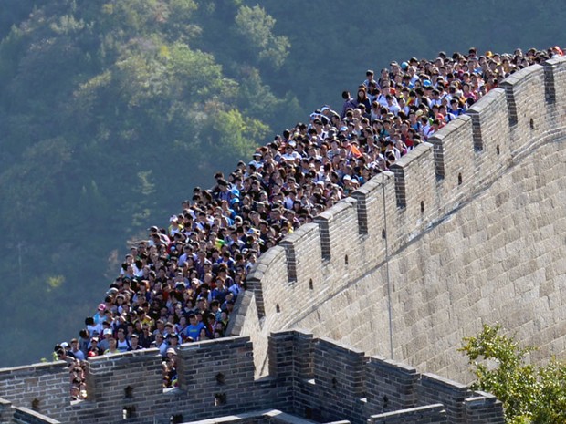 Multidão se aglomera sobre a Muralha da China perto de Pequim. Os principais pontos turísticos do país estão registrando grande movimentação em meio a uma semana de feriados. (Foto: AFP)