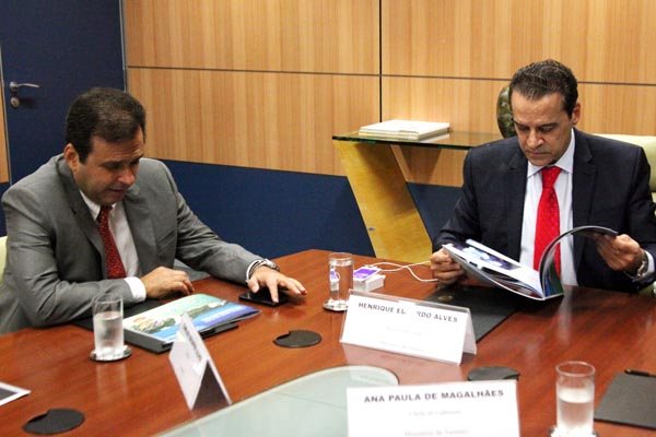 Ministro Henrique Alves e o prefeito de Natal, Carlos Eduardo, tratam dos projetos de Natal