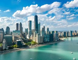 Obras interativas, o melhor museu do mundo, cozinha de fusão e até mesmo um terraço para compartilhar bebidas são características da cidade de Chicago