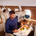 Emirates lança serviço de pré-seleção de refeições em voos entre Dubai e Londres